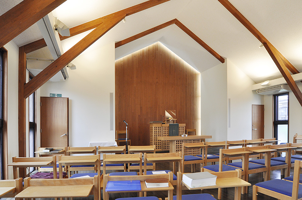 青葉台教会の礼拝堂は木のぬくもりを感じさせるクラシカルな雰囲気が特長です