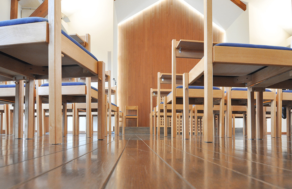 日本キリスト改革派 青葉台教会の礼拝堂。木製の椅子が整然と並びます。