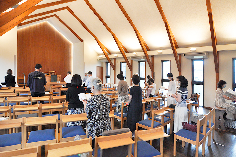 日本キリスト改革派 青葉台教会の礼拝堂。クラシカルな木製ベンチがずらりと並んでいます。