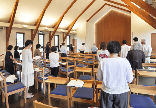 モリーさんの この一枚「日曜朝の礼拝の光景。初めての礼拝に出席される方から服装について質問を受けることがありますが、御覧のように普段着でお越しいただいて構いません。なお座席は全席自由席ですが、新型コロナ感染予防対策のため座席は一つ置きに座るようにお願いしています。」