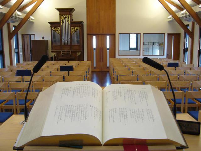 モリーさんの この一枚「青葉台キリスト教会の礼拝堂。牧師が説教を行う講壇（こうだん）からの風景です。左奥に見えるのがパイプオルガンです。」