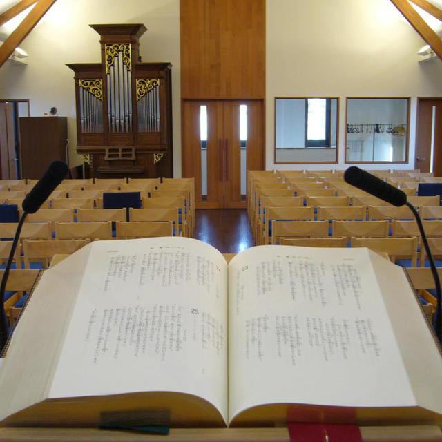 青葉台キリスト教会の礼拝堂。牧師が説教を行う講壇（こうだん）からの風景です。左奥に見えるのがパイプオルガンです。