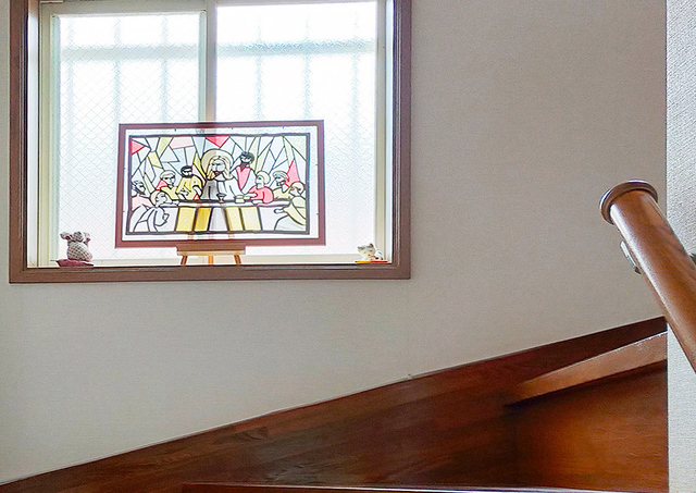 モリーさんの この一枚「階段窓に飾られたステンドグラス。」