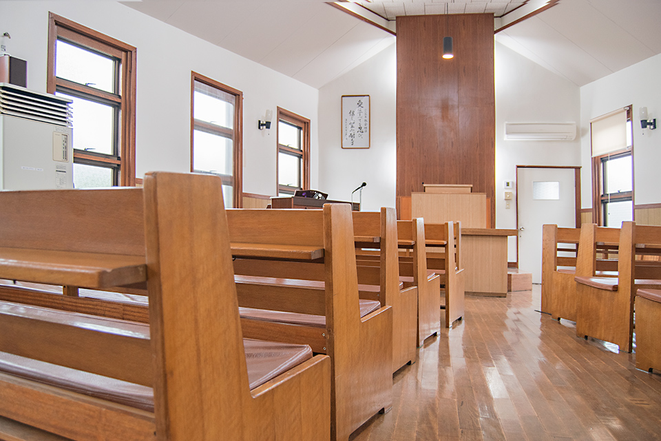 道路から見た教会外観