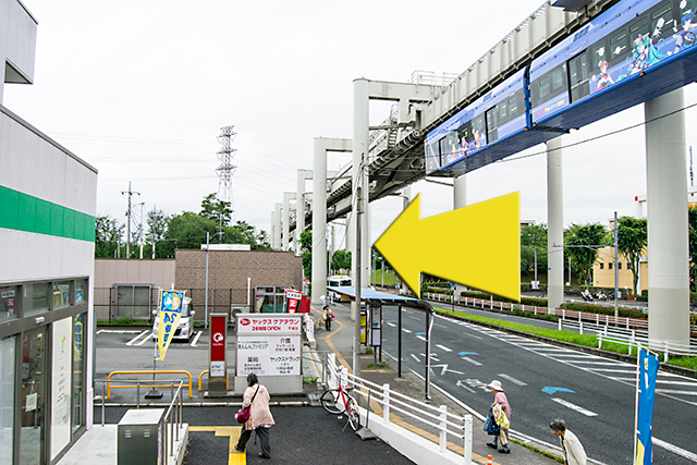 出口を出て駅の階段を降りるときの風景。このあとモノレール沿いに真っすぐ歩きます。