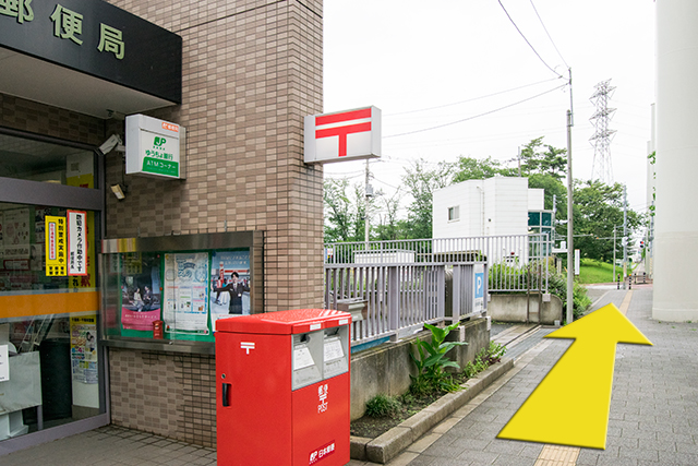 地上に出ました。「郵便局」→「交番」を通り越し、信号のある交差点を渡ります。