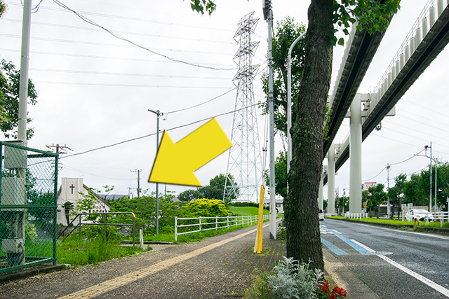 左手に教会の建物が見えてきます。教会方向へ降りる階段もあります