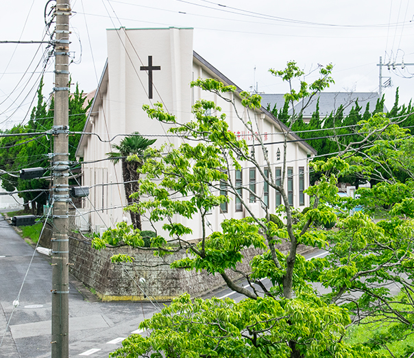 道路から見た教会外観