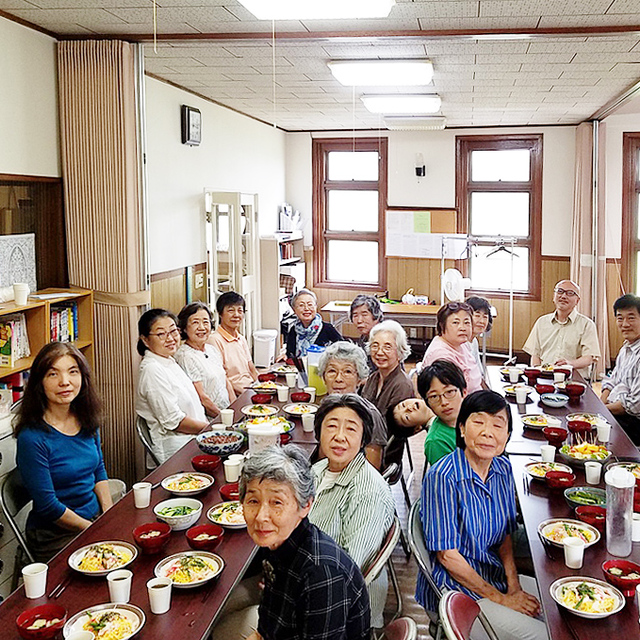 秋の特別伝道集会の後の愛餐会です。説教者のステファン先生を囲んで行いました。心もお腹もいっぱいです！