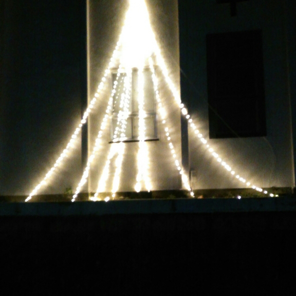 教会堂外壁のクリスマス・ツリーのイルミネーションです。心がいつも明るく照らされていたいです！