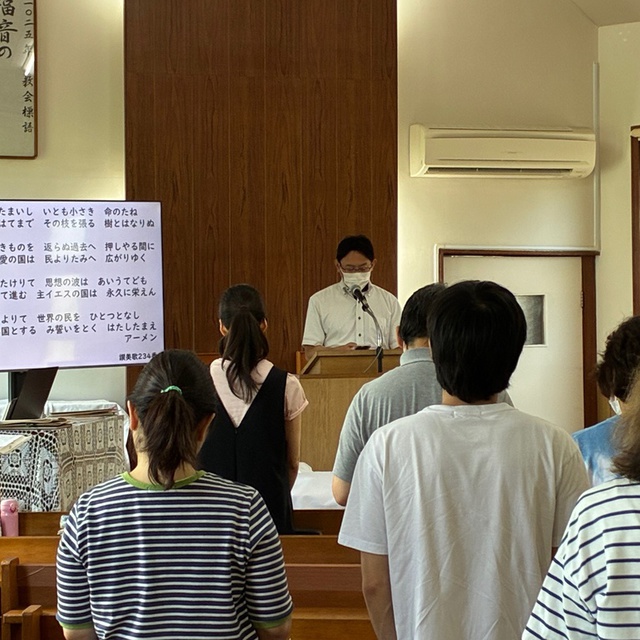 高齢者が多く、讃美歌の歌詞が見辛いので、大型のモニターを設置して、讃美しています。
