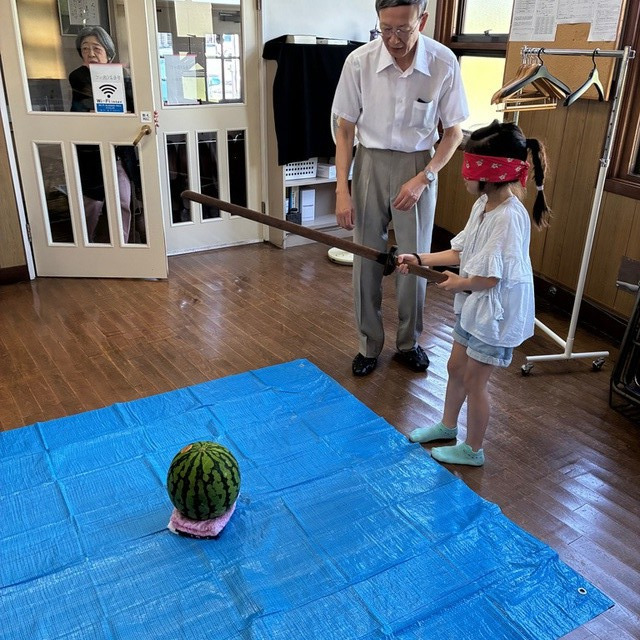 ＣＳ夏期学校でのすいか割です。子供が手にしているのは木刀です。