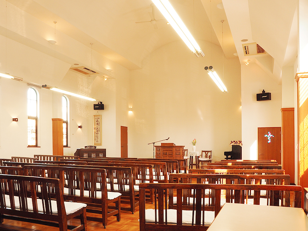 日本キリスト改革派 恵那キリスト教会の礼拝堂。クラシカルな木製ベンチがずらりと並んでいます。
