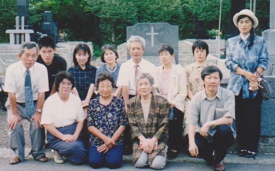 金沢ヨシ姉の逝去1年目の記念会(教会墓地にて)