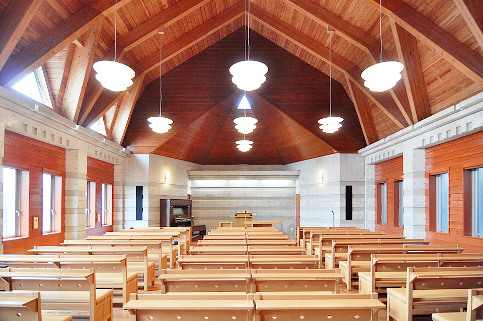 モリーさんの この一枚「礼拝堂を正面から撮影。木のぬくもりを感じさせる天井とベンチが特徴的です。」