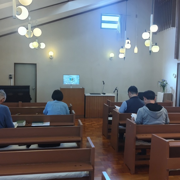 信徒大会の動画を試聴する会には、５名の方が出席してくださいました。