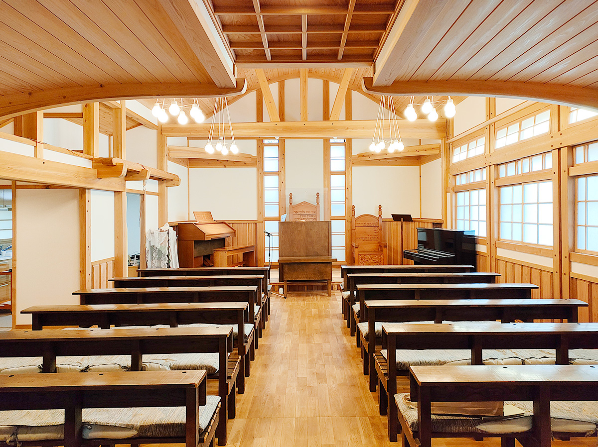 日本キリスト改革派 東仙台教会の礼拝堂。クラシカルな木製ベンチがずらりと並んでいます。