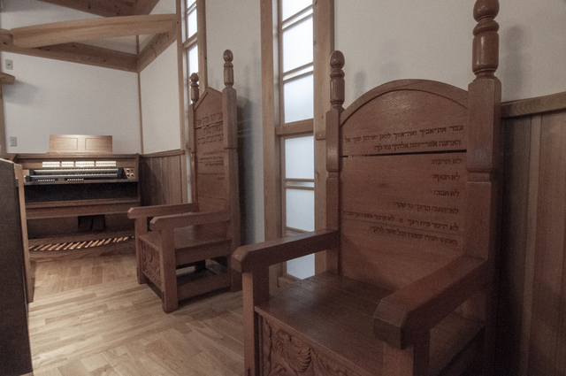 ozakiさんの この一枚「講壇の後ろに置かれている椅子。<br>十戒の文言がヘブライ語で彫りこまれています。<br>長老の手作りです。<br>十戒の石の板が2枚だった通り、二つに分けられています。」
