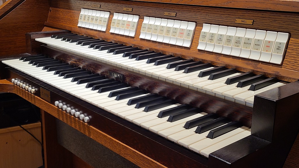 ozakiさんの この一枚「木製のオルガン。<br>いくつかの大学でオルガニストや音楽科の講師を務めておられた先生による、ピアノ、オルガンのレッスンも月に2回、行われています。」