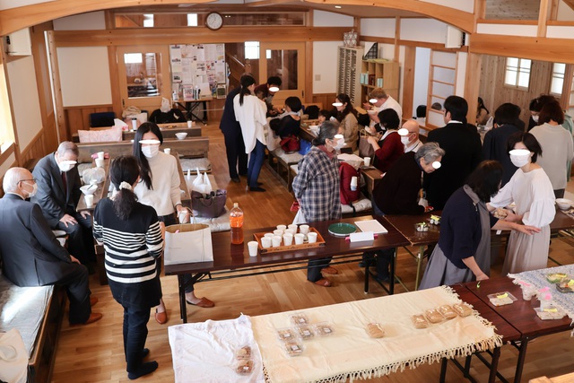 Junさんの この一枚「食事会とバザー」