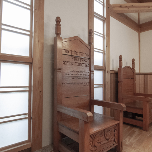 講壇の後ろに置かれている椅子。
十戒の文言がヘブライ語で彫りこまれています。
長老の手作りです。