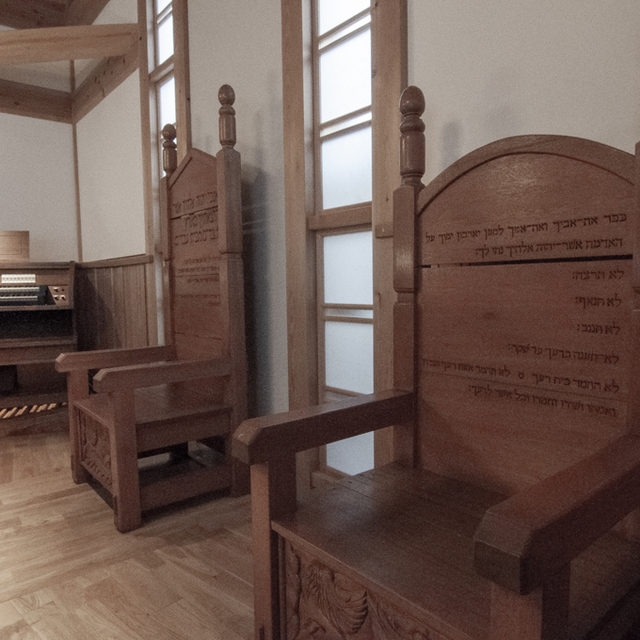 講壇の後ろに置かれている椅子。
十戒の文言がヘブライ語で彫りこまれています。
長老の手作りです。
十戒の石の板が2枚だった通り、二つに分けられています。