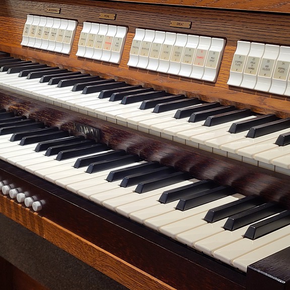 木製のオルガン。
いくつかの大学でオルガニストや音楽科の講師を務めておられた先生による、ピアノ、オルガンのレッスンも月に2回、行われています。