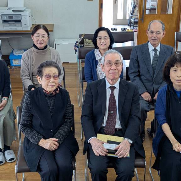 2025.10.12(日)　礼拝後の皆様と一緒に。