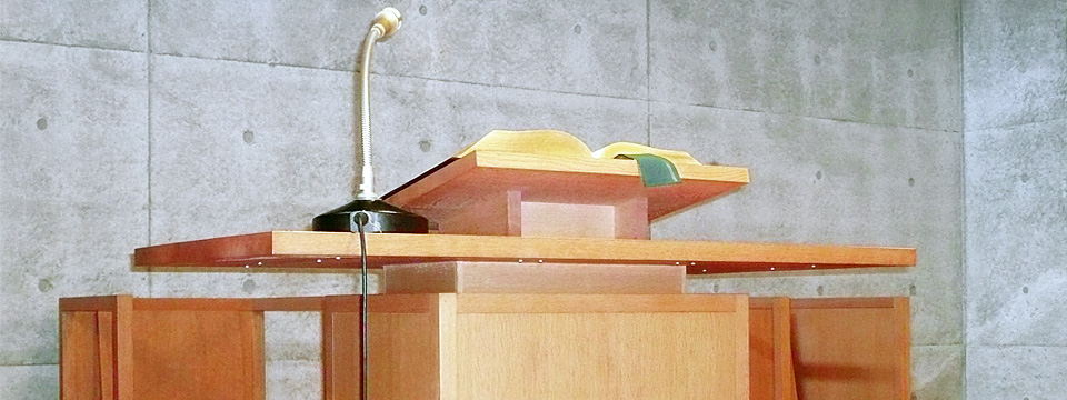 日曜日の礼拝は神学校のチャペルを使い、この写真の説教壇で御言葉の解き明かしが行われます。