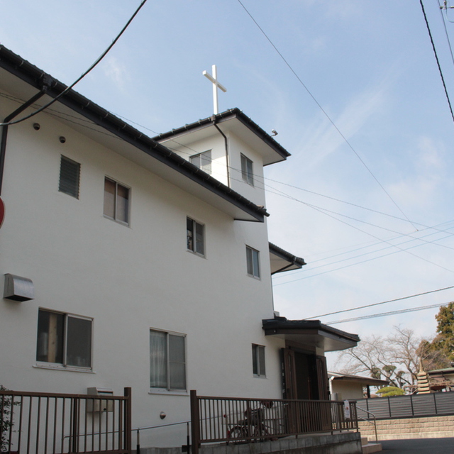 湖北台教会の外観写真です。屋根上の白い十字架が目印です。