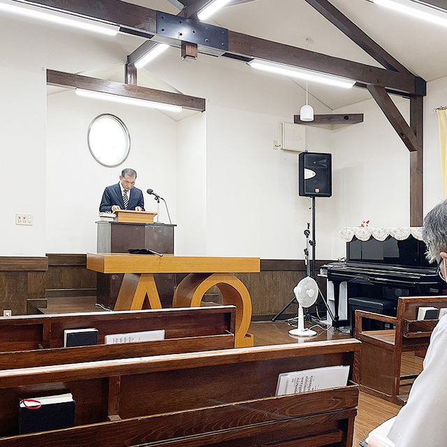 小倉教会の日曜礼拝の様子。奥の講壇で説教をしているのが張 在珖(チャン ジェクワン) 牧師。