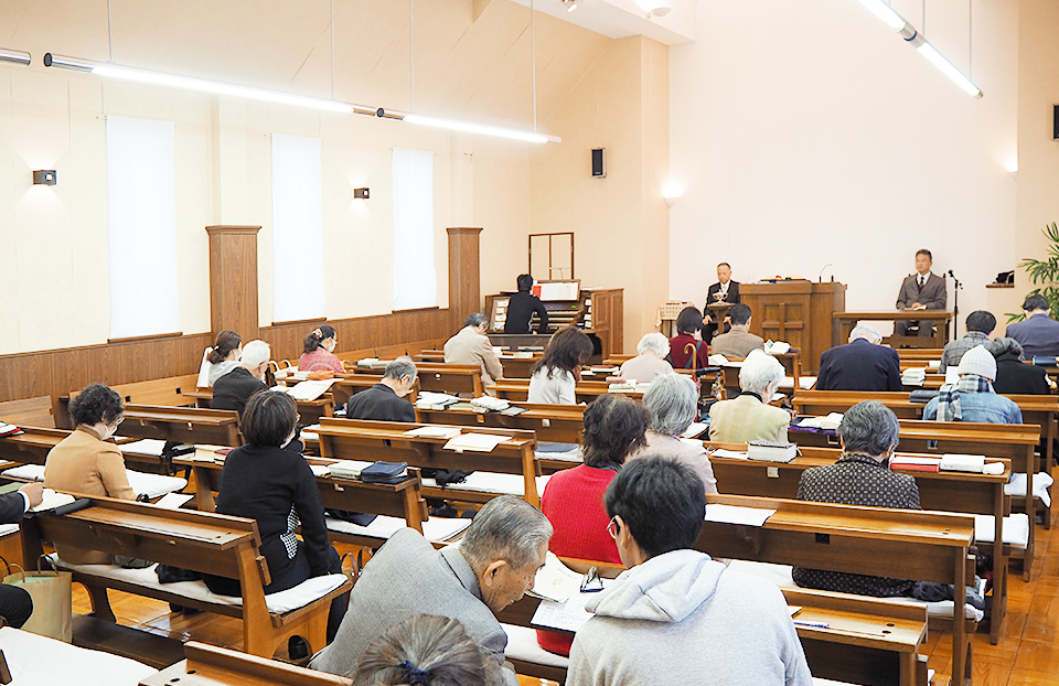礼拝説教の場面。講壇でお話をしているのが代理牧師 片岡正雄です。