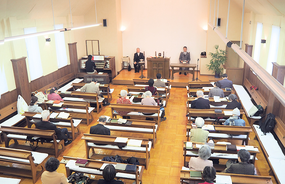 日曜礼拝で説教を行う牧師