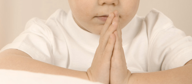 お祈りをする子供のイメージ写真