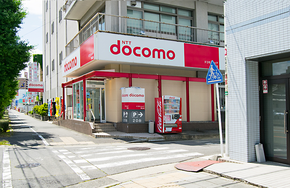 「NTT docomo」の建物。手前の角を右に曲がります。