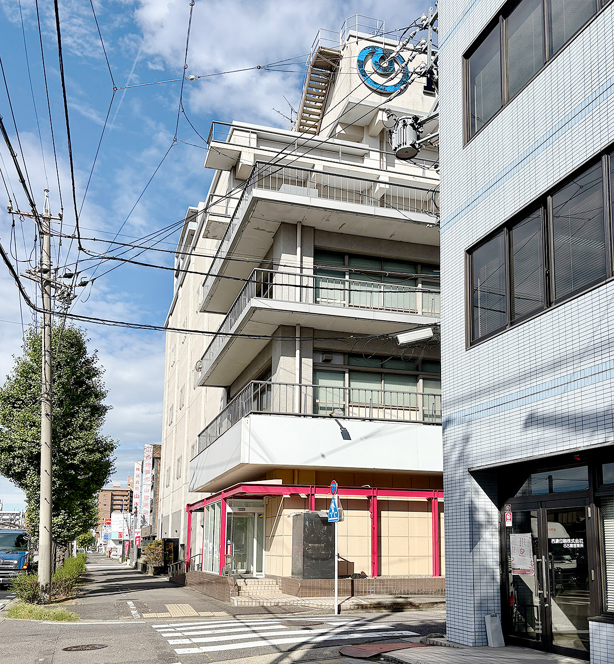 「NTT docomo」の建物。手前の角を右に曲がります。
