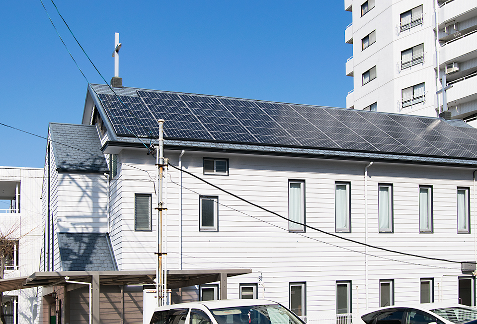太陽光パネルをのせた名古屋教会の写真