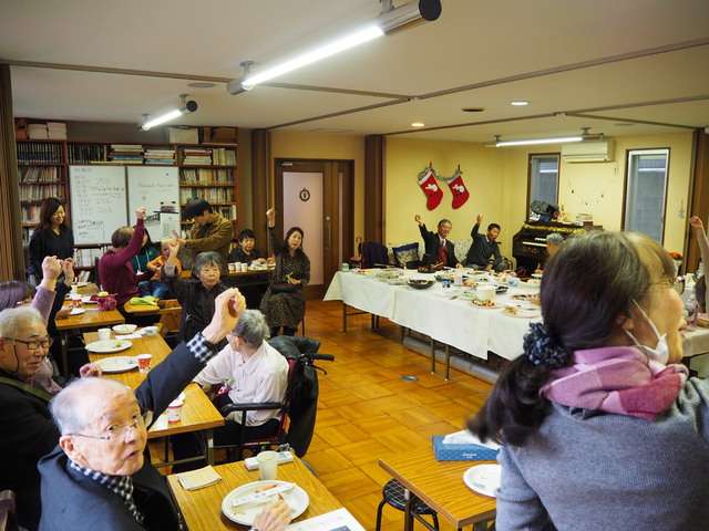 いまいさんの この一枚「こちらもクリスマス祝会からの１枚です。拳を振り上げる一同、いったい何があったのでしょう？」