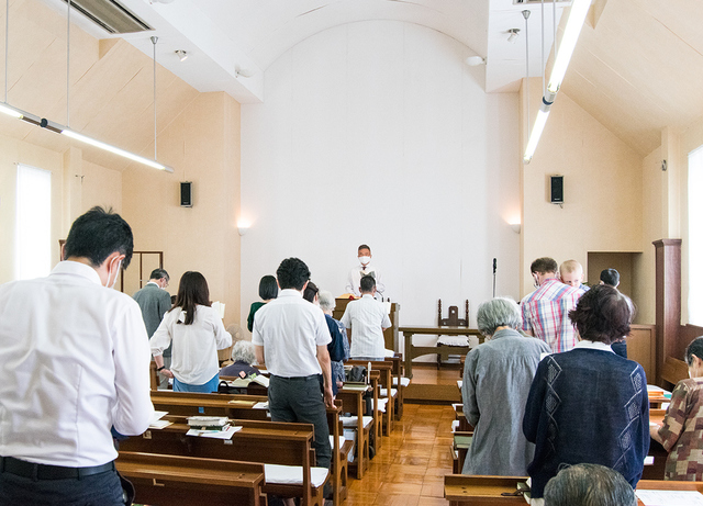 モリーさんの この一枚「日曜朝の礼拝風景。新型コロナ感染予防対策のため、教会員は原則マスクを着用。礼拝の合間に窓を開けての換気を行い、席も互いに近付き過ぎないように配慮しています。讃美歌などはマスクを着けたままで、1番のみ歌うようにしています。」