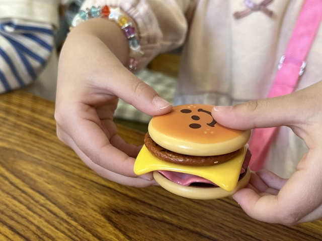 Guchiさんの この一枚「教会学校の分級で、みんなでハンバーグをつくりました。<br>かわいい店員さんたちが、美味しそうなハンバーグを作ってくださいました。<br>おとなになったら、本物の美味しいハンバーグを食べさせてね・・・<br><br>次回の教会学校は、天地創造のお話なのですが、このネタ使わせていただきます。」