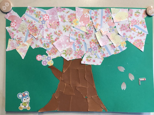 ともりんさんの この一枚「明日の日曜学校の工作は満開の桜の木を貼り絵で作る予定です^ ^<br>どなたも参加できますので、ぜひ来てくださいね！朝9:50〜10:05までです。」