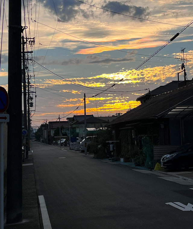 Guchiさんの この一枚「夕べも朝も、そして昼も、わたしは悩んで呻く。神はわたしの声を聞いてくださる。（聖書　詩編55:18)<br><br>6pmになると、いったん夕食とお風呂のため、教会から近くの自宅に帰ります。教会を出て空を見上げると雲がきれいなオレンジ色に染まっていました。日が暮れるのが早くなったな・・・、季節が着々と秋に向かっているのを感じました。<br>季節は変わりますが、夕も朝も、そして昼も、変わりなく私の声を聞いてくださる主に、今日も祈り続けたい。そう思います。<br><br>明日の世界中の礼拝を主が豊かに祝し、命の言葉で集う者を満たしてくださいますように<br>心も身体も疲れてしまい、下を向き、立ち上がれない人を主が支えてくださいますように<br><br>*名古屋教会は、名古屋城の北２㎞ほどにある教会です。もともと職人さんたちが多く住むところで、街の中心近くにあるにもかかわらず、昔ながらの長屋のような街並みが残っています。」