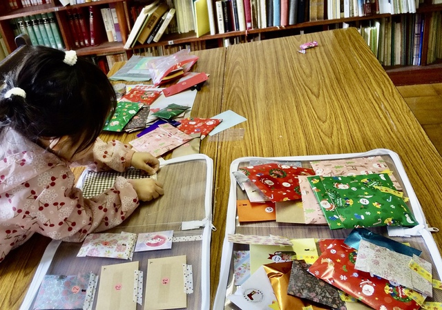 Guchiさんの この一枚「シメオンは幼子を腕に抱き、神をたたえて言った。「主よ、今こそあなたは、お言葉どおり／この僕を安らかに去らせてくださいます。わたしはこの目であなたの救いを見たからです。(聖書　ルカ2:28-30)<br><br>アドベント最初の教会学校で、それぞれアドベントカレンダーを作りました。毎日、一個、一個、貼り付けた袋を外していきます。<br>救い主を待ち望んだシメオンのように、子供たちが、Xmasを毎日心待ちにするアドベントとなりますように。」