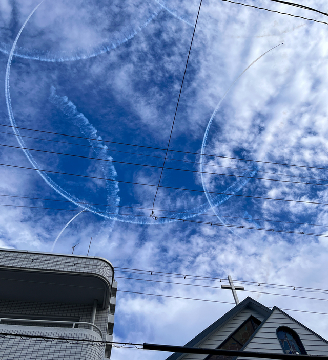 Guchiさんの この一枚「主は雲を広げて覆いとし／火をもって夜を照らされた。(聖書　詩編105:39)<br><br>先週の土曜日(11/26)、愛知県政150周年の一環でブルーインパルスが名古屋市上空で大きな円をたくさん書いてくれました。<br>名古屋城に近いからでしょうか、教会の十字架の真上に、丸い飛行機雲がいくつもできていきました。<br>お城に近いとこんなお得があるのですね～<br>ちょっと曇りで残念。<br><br>週の半ばの皆様の歩みが豊かに祝されますように<br>苦しみの中を通過中の皆様を主が支え、主の尽きない憐れみで満たしてくださいますように」