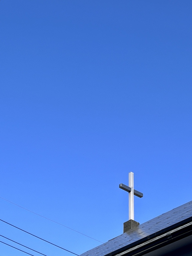 Guchiさんの この一枚「神は言われた。「生き物が水の中に群がれ。鳥は地の上、天の大空の面を飛べ。」（聖書　創世記1:20)<br><br>名古屋は、何の混じりもののない、抜けるような真っ青な空の朝です。<br>神はこんな真っ青な青空に向けて、鳥たちに飛べとおっしゃったのでしょうか。<br>教会の十字架を照らす光がちょっと温かくなった気がします。春が少しずつやってきているようです。<br><br>日本海側は大雪の恐れがあるとか、皆様の生活がまもられますように。<br>被災し助けを待っている方々に、争いの中で苦しんでいる方々に、ニュースで報じられないけれど、それぞれの街で救いの手を待っている方に、救いの手が届きますように」