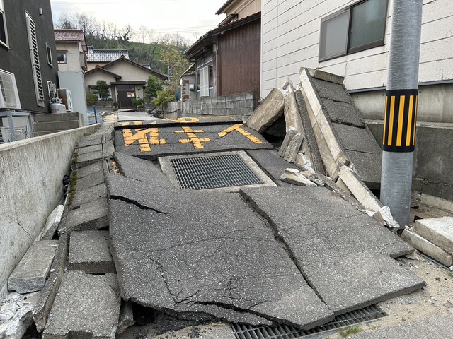 guchiさんの この一枚「神はわたしたちの避けどころ、わたしたちの砦。苦難のとき、必ずそこにいまして助けてくださる。わたしたちは決して恐れない／地が姿を変え／山々が揺らいで海の中に移るとも（聖書　詩編46:2-3)<br><br>今週前半、1月中旬に続き能登の被災地を訪問させていただき、本当にわずかな時間ですが支援活動のお手伝いをさせていただきました。依然、手つかずの場所の多さに、あらためて被害の大きさと復興の困難さを感じています。<br>また、その中で被災された方、支援されている方のお話をうかがい、多くの気づきをいただきました。<br>主が、この歩みを支え、渇きを覚えている方を主の尽きない慈しみで潤してくださいますように。<br><br>昨夜も四国で大きく揺れました。不安の中にある方を主が支えてくださいますように。」