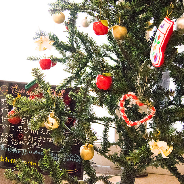 12月7日（土）に名古屋教会のチャペルコンサートに行ってきました。写真は玄関前に飾られていたクリスマスツリーです。（先週皆で作った手作りリースはすべてお持ち帰りされたようで写真は撮れませんでした。）