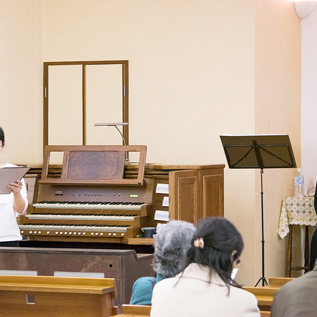 コンサート前にしっかり予備知識を与えてくれるのが名古屋教会の流儀。今回もオルガン奏者の加藤千加子さんがクリスマスの本当の意味やオルガンについての解説を行いました。