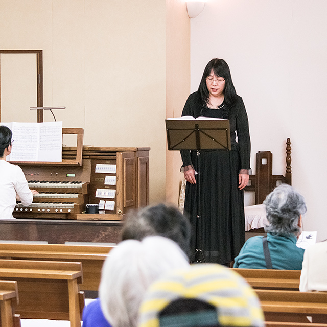 オルガンは名古屋教会の教会員 加藤千加子さんが担当。歌は津島教会の日笠美枝さんでした。

