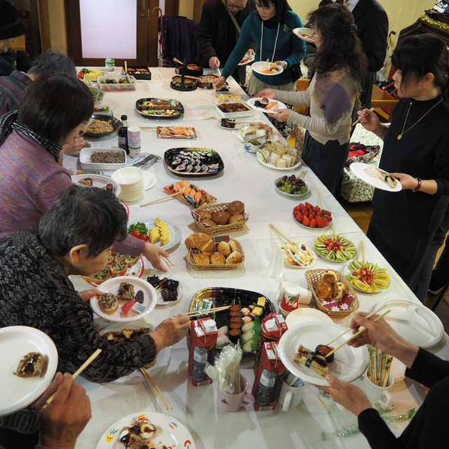 クリスマス祝会からの１枚です。持ち寄りのおかずやお寿司などをみんなで楽しみました。
一般的にはランチパーティーと呼ぶのが適当でしょうが、改革派教会ではこのような食事会を「愛餐会」と呼ぶ習わしがあります。
